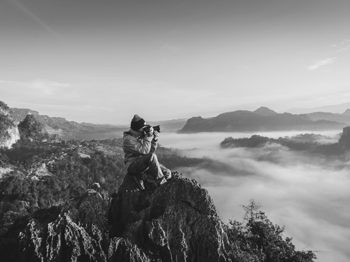 homem tirando foto da paisagem